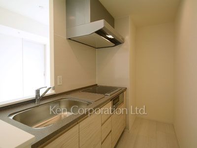 Kitchen ※Photo of the same layout on 19 floor. Decoration and fixture may differ.