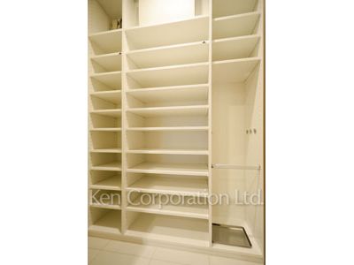 Shoes-In Closet ※Photo of the same layout on 19 floor. Decoration and fixture may differ.