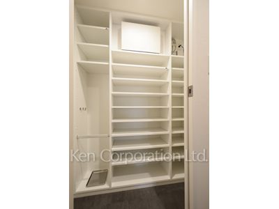 Shoes-In Closet ※Photo of the same layout on 10 floor. Decoration and fixture may differ.