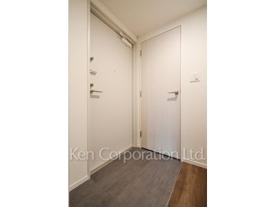Entrance ※Photo of the same layout on 10 floor. Decoration and fixture may differ.