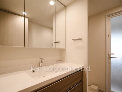 Powder Room ※Photo of the same layout on 10 floor. Decoration and fixture may differ.