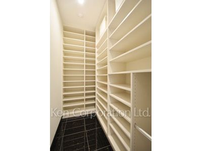 Shoes-In Closet ※Photo of the same layout on 37 floor. Decoration and fixture may differ.