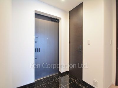 Entrance ※Photo of the same layout on 37 floor. Decoration and fixture may differ.