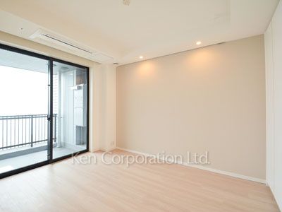 Master Bedroom ※Photo of the same layout on 37 floor. Decoration and fixture may differ.