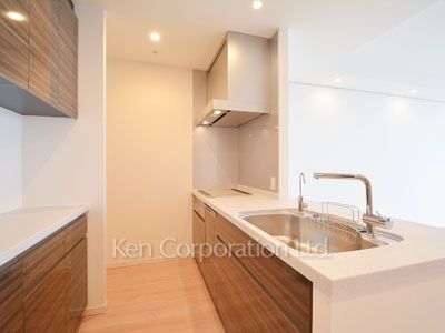 Kitchen ※Photo of the same layout on 37 floor. Decoration and fixture may differ.