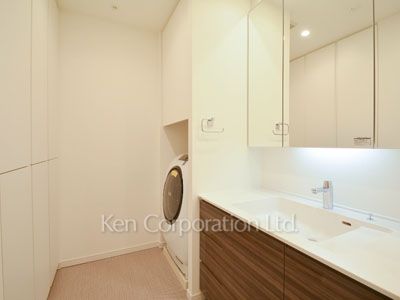 Powder Room ※Photo of the same layout on 37 floor. Decoration and fixture may differ.