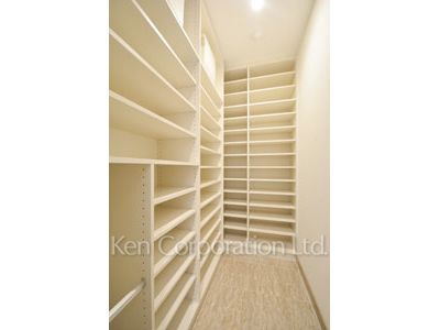 Shoes-In Closet ※Photo of the same layout on 37 floor. Decoration and fixture may differ.