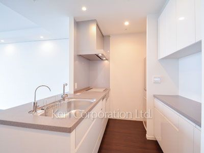 Kitchen ※Photo of the same layout on 37 floor. Decoration and fixture may differ.