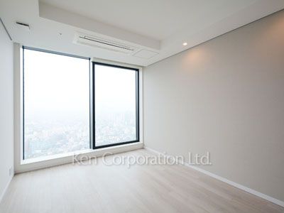 Master Bedroom ※Photo of the same layout on 37 floor. Decoration and fixture may differ.