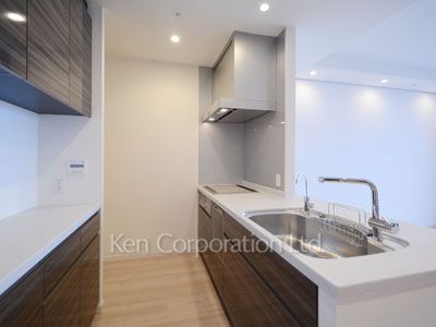 Kitchen ※Photo of the same layout on 37 floor. Decoration and fixture may differ.