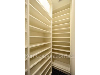 Shoes-In Closet ※Photo of the same layout on 37 floor. Decoration and fixture may differ.