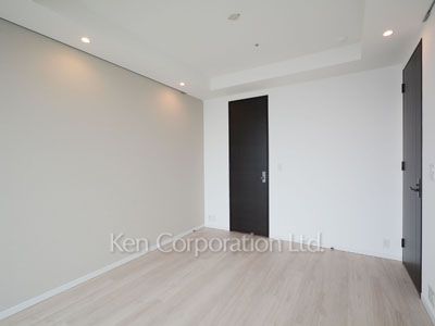 Master Bedroom ※Photo of the same layout on 37 floor. Decoration and fixture may differ.