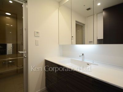 Powder Room ※Photo of the same layout on 37 floor. Decoration and fixture may differ.