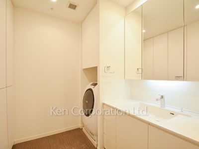 Powder Room ※Photo of the same layout on 37 floor. Decoration and fixture may differ.