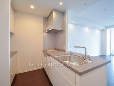 Kitchen ※Photo of the same layout on 37 floor. Decoration and fixture may differ.