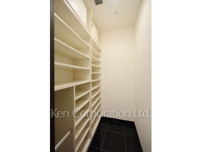 Closet ※Photo of the same layout on 37 floor. Decoration and fixture may differ.