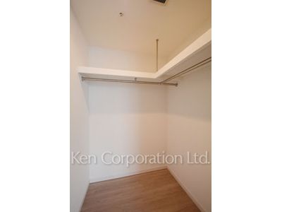 Walk-In Closet ※Photo of the same layout on 36 floor. Decoration and fixture may differ.