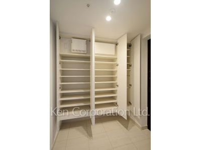Shoes Closet ※Photo of the same layout on 36 floor. Decoration and fixture may differ.