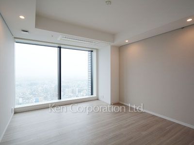 Master Bedroom ※Photo of the same layout on 36 floor. Decoration and fixture may differ.