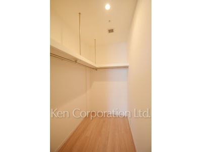 Walk-In Closet ※Photo of the same layout on 37 floor. Decoration and fixture may differ.