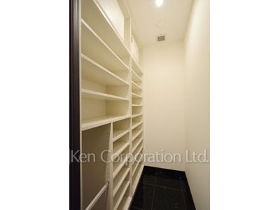 Shoes Closet ※Photo of the same layout on 37 floor. Decoration and fixture may differ.