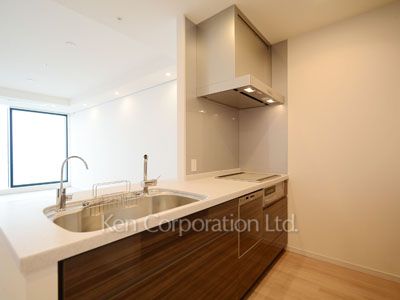 Kitchen ※Photo of the same layout on 37 floor. Decoration and fixture may differ.