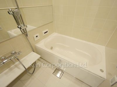 Bath ※Photo of the same layout on 37 floor. Decoration and fixture may differ.