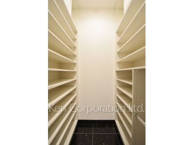 Shoes-In Closet ※Photo of the same layout on 37 floor. Decoration and fixture may differ.