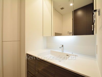 Powder Room ※Photo of the same layout on 37 floor. Decoration and fixture may differ.