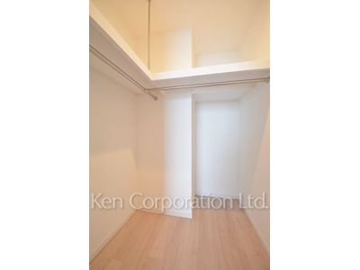 Walk-In Closet ※Photo of the same layout on 37 floor. Decoration and fixture may differ.