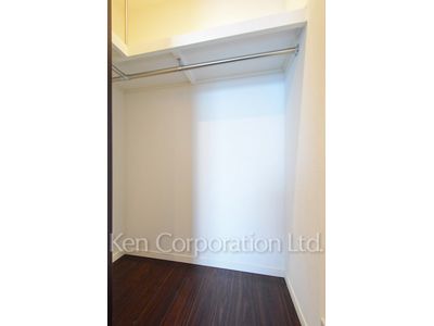 Walk-In Closet ※Photo of the same layout on 37 floor. Decoration and fixture may differ.
