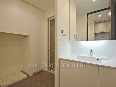 Powder Room ※Photo of the same layout on 37 floor. Decoration and fixture may differ.