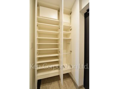 Shoes Closet ※Photo of the same layout on 37 floor. Decoration and fixture may differ.