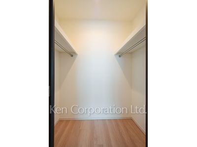 Walk-In Closet ※Photo of the same layout on 37 floor. Decoration and fixture may differ.