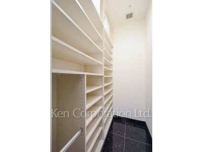 Shoes-In Closet ※Photo of the same layout on 37 floor. Decoration and fixture may differ.