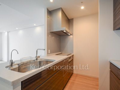 Kitchen ※Photo of the same layout on 37 floor. Decoration and fixture may differ.