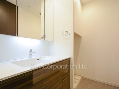 Powder Room ※Photo of the same layout on 37 floor. Decoration and fixture may differ.