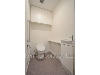 Lavatory ※Photo of the same layout on 37 floor. Decoration and fixture may differ.