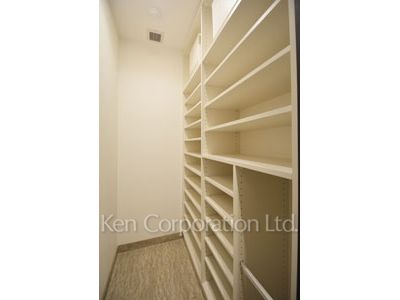 Shoes-In Closet ※Photo of the same layout on 37 floor. Decoration and fixture may differ.