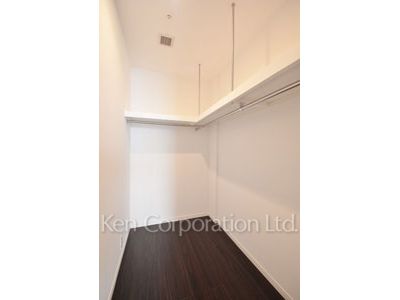 Walk-In Closet ※Photo of the same layout on 37 floor. Decoration and fixture may differ.