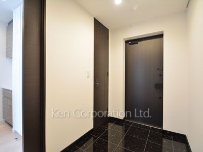 Entrance ※Photo of the same layout on 37 floor. Decoration and fixture may differ.