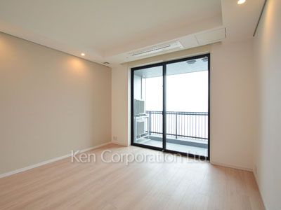 Master Bedroom ※Photo of the same layout on 37 floor. Decoration and fixture may differ.