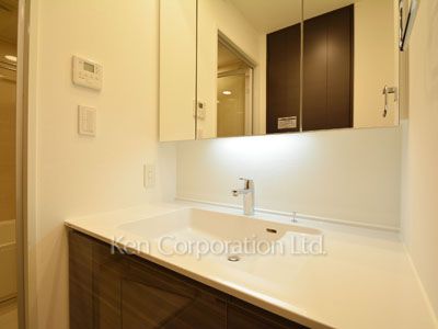 Powder Room ※Photo of the same layout on 37 floor. Decoration and fixture may differ.