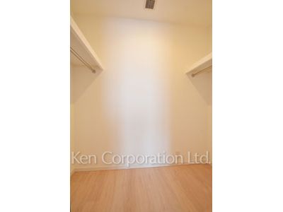 Walk-In Closet ※Photo of the same layout on 37 floor. Decoration and fixture may differ.