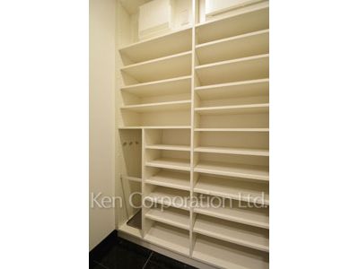 Shoes-In Closet ※Photo of the same layout on 37 floor. Decoration and fixture may differ.