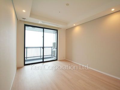 Master Bedroom ※Photo of the same layout on 37 floor. Decoration and fixture may differ.