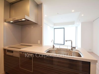 Kitchen ※Photo of the same layout on 37 floor. Decoration and fixture may differ.