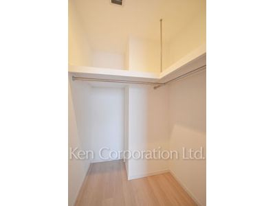 Walk-In Closet ※Photo of the same layout on 37 floor. Decoration and fixture may differ.