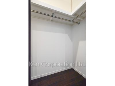 Walk-In Closet ※Photo of the same layout on 37 floor. Decoration and fixture may differ.