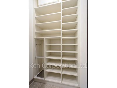 Shoes-In Closet ※Photo of the same layout on 37 floor. Decoration and fixture may differ.